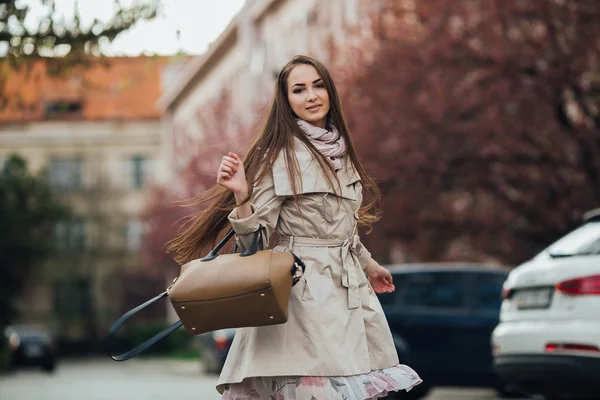 Молодая женщина в куртке — стоковое фото