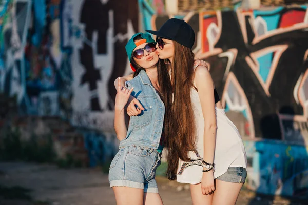 Chicas jóvenes en la calle — Foto de Stock