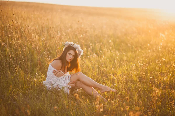 Junge Frau im Feld — Stockfoto