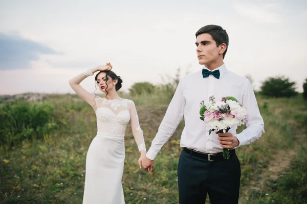 Beau couple sur une promenade de mariage — Photo