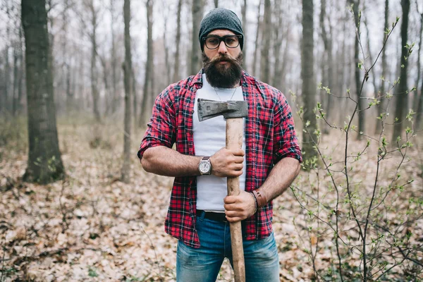 Leñador barbudo en el bosque — Foto de Stock