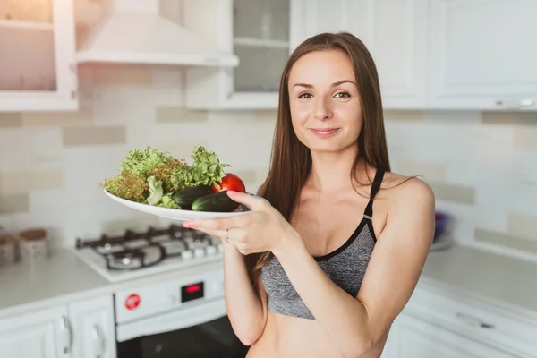 Jong meisje met salade na training — Stockfoto