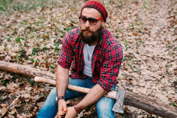 Joven en el bosque — Foto de Stock