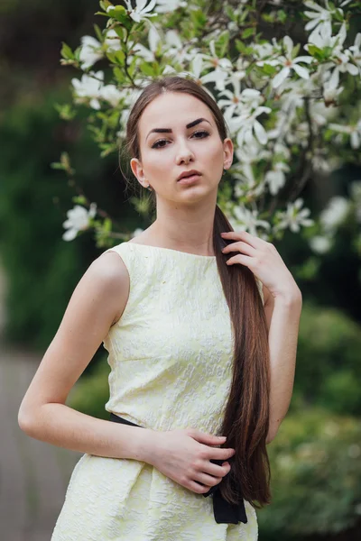 Frumoasă fată lângă magnolia — Fotografie, imagine de stoc