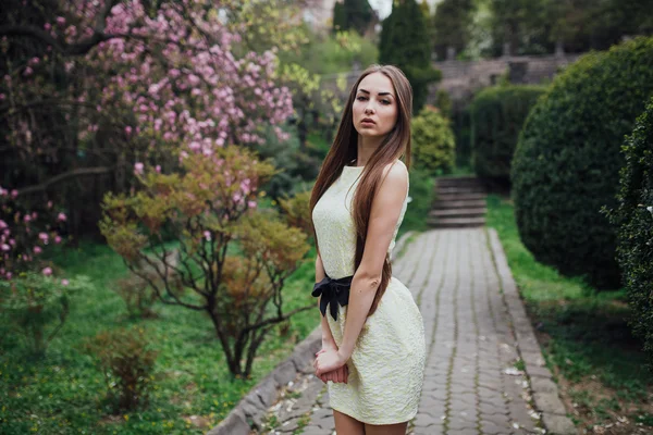 Menina bonita perto de magnólia — Fotografia de Stock