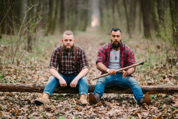 Unga män i skogen — Stockfoto