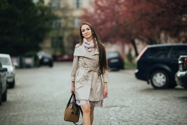 Jonge vrouw in jas — Stockfoto