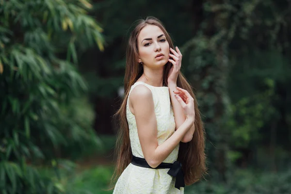 Mooi meisje in de groene tress — Stockfoto