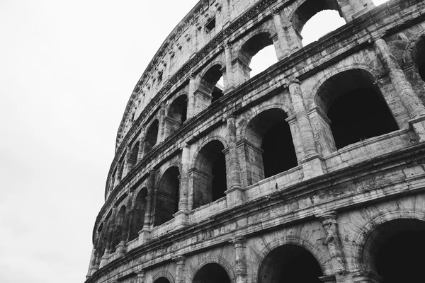 Roma 'daki antik Kolezyum