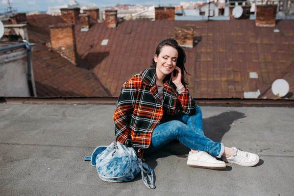 Chica joven en el techo — Foto de Stock