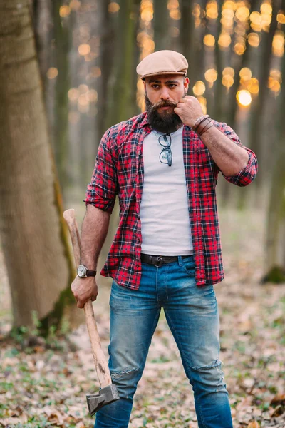Bärtiger Holzfäller im Wald — Stockfoto