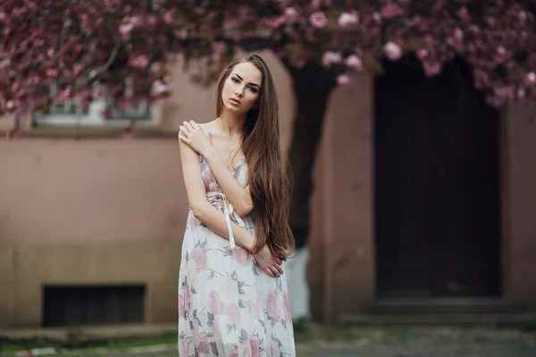 Mujer joven en vestido — Foto de Stock