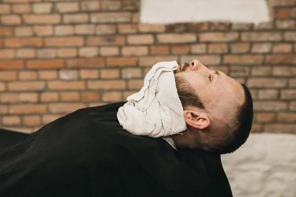 Barbudo en barbería — Foto de Stock