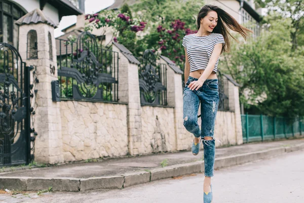 Chica corriendo en la calle — Foto de Stock