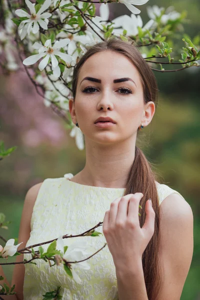 Menina bonita perto de magnólia — Fotografia de Stock