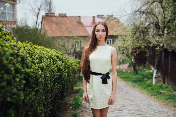 Jeune fille dans la rue — Photo