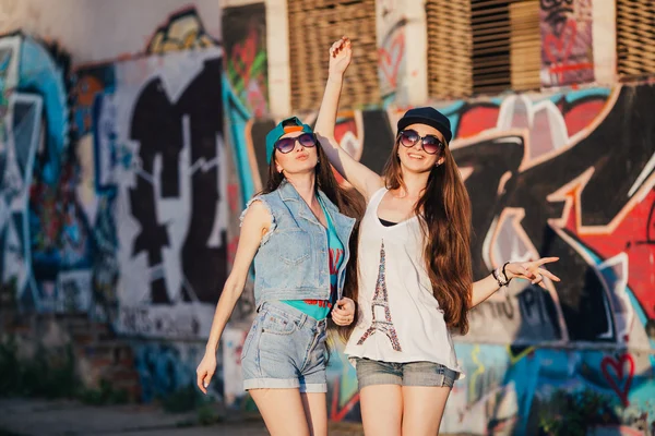 Jeunes filles dans la rue — Photo