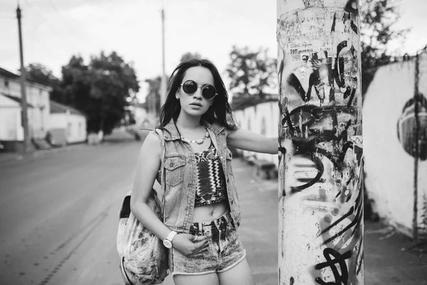 Chica joven posando en la calle —  Fotos de Stock