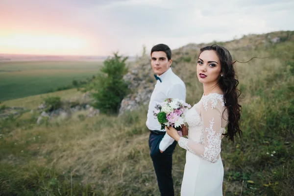 Schönes Paar auf einem Hochzeitsspaziergang — Stockfoto