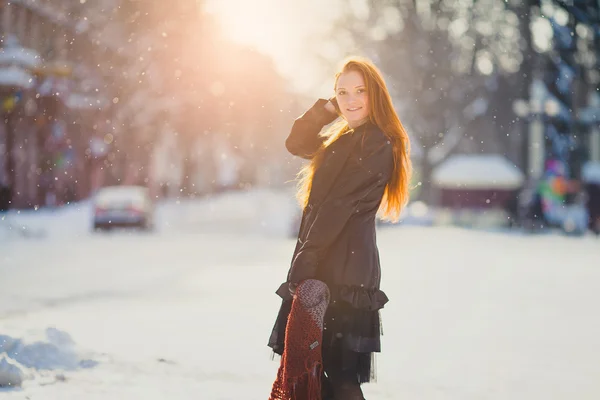 Menina ruiva no dia de inverno congelado — Fotografia de Stock