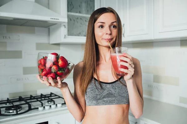 Young girl with detox after workout — Stock Photo, Image