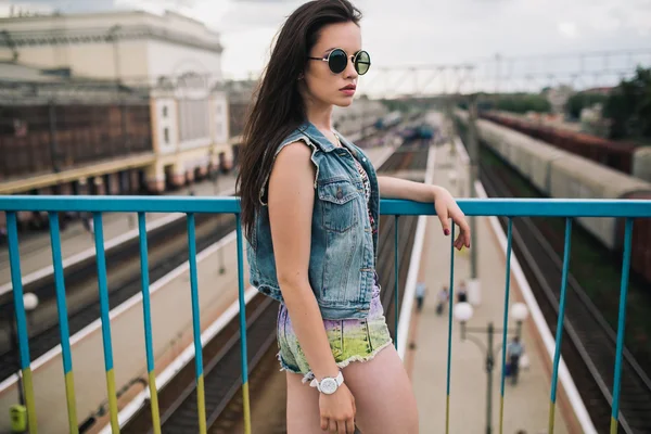 Chica joven posando en la calle —  Fotos de Stock