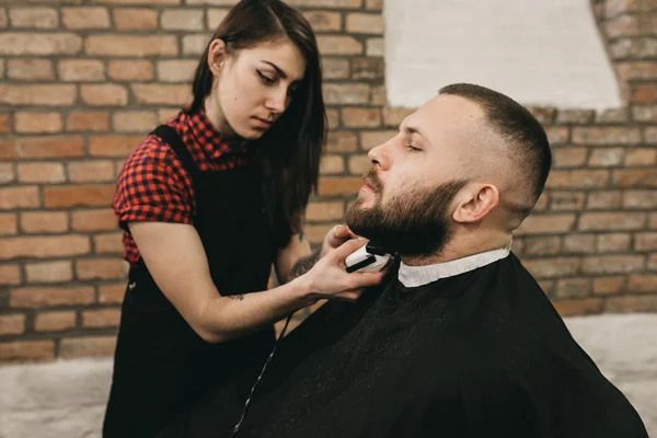 Бородатий чоловік в перукарні — стокове фото