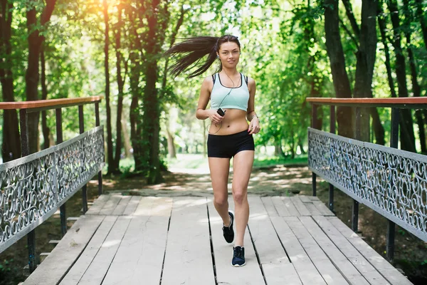 Chica joven en una carrera — Foto de Stock