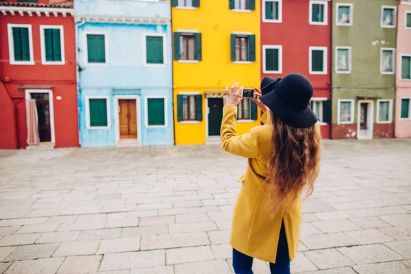 Renkli evler ve genç kadın — Stok fotoğraf