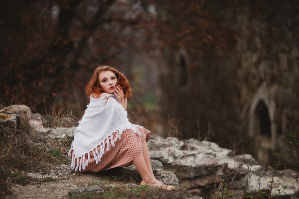 Молодая рыжая девушка
 