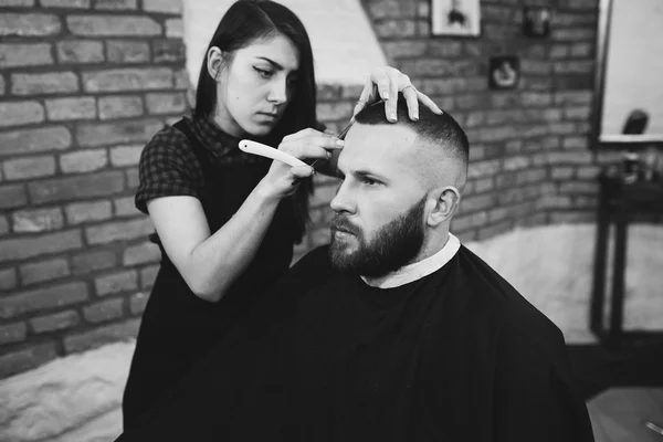 Skäggig Man i Barbershop — Stockfoto