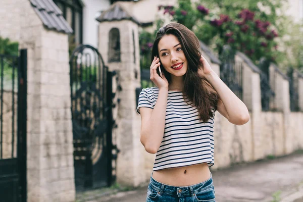Krásná dívka volání na ulici — Stock fotografie