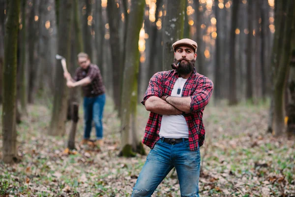 Hombres jóvenes en el bosque — Foto de Stock