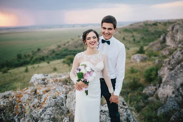 Schönes Paar auf einem Hochzeitsspaziergang — Stockfoto