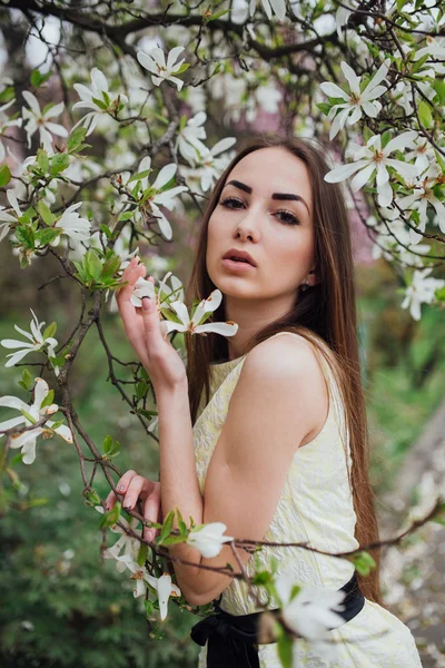 Vacker flicka nära magnolia — Stockfoto