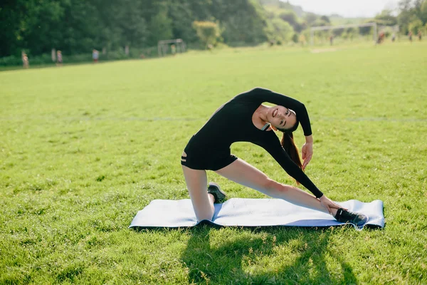 Chica practicando yoga — Foto de Stock