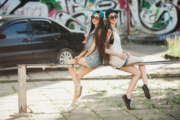 Jonge meisjes op straat — Stockfoto