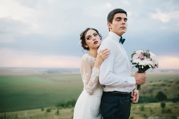 Schönes Paar auf einem Hochzeitsspaziergang — Stockfoto