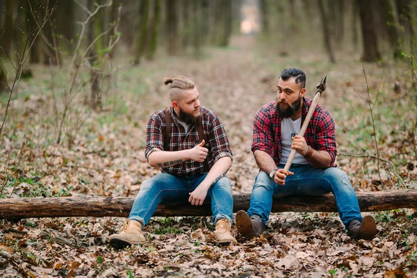 Unga män i skogen — Stockfoto