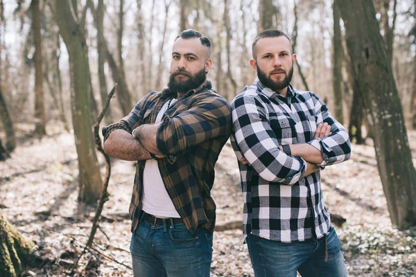 Hombres barbudos en el bosque — Foto de Stock