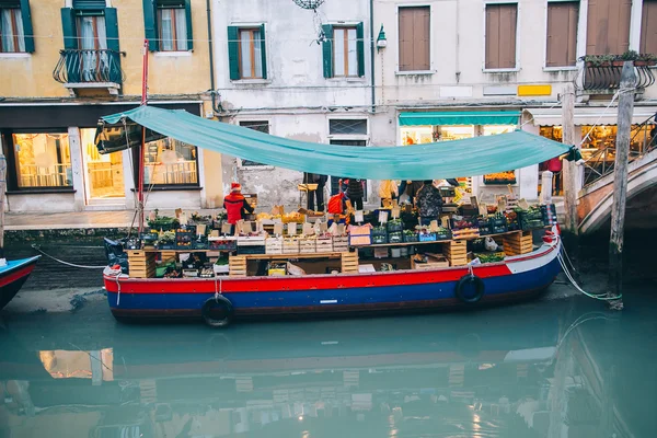 Mercado en Venecia en barco — Foto de Stock