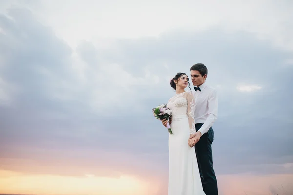 Schönes Paar auf einem Hochzeitsspaziergang — Stockfoto