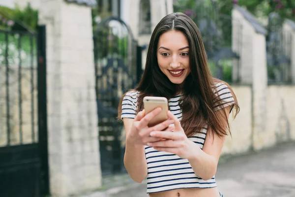 Mooi meisje gesprek op straat — Stockfoto