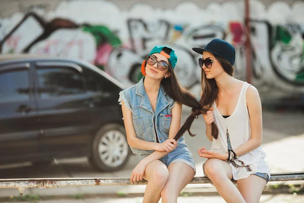 Giovani ragazze sulla strada — Foto Stock