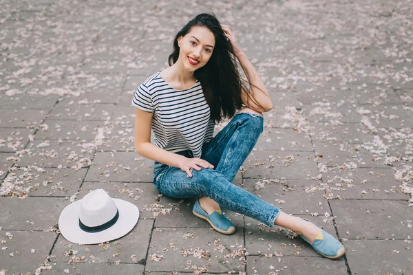 Chica sentada en la calle —  Fotos de Stock