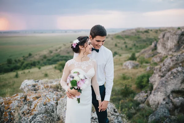 Hermosa pareja en un paseo de bodas —  Fotos de Stock