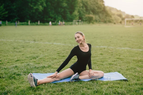 Chica practicando yoga — Foto de Stock