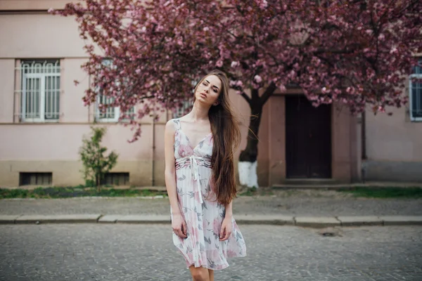 Jovem mulher de vestido — Fotografia de Stock