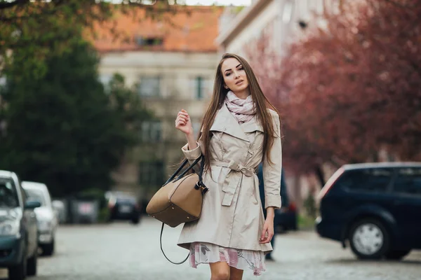 Jonge vrouw in jas — Stockfoto