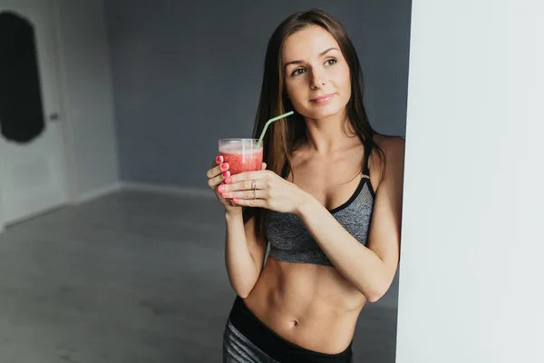 Jeune fille avec boisson de désintoxication après l'entraînement — Photo